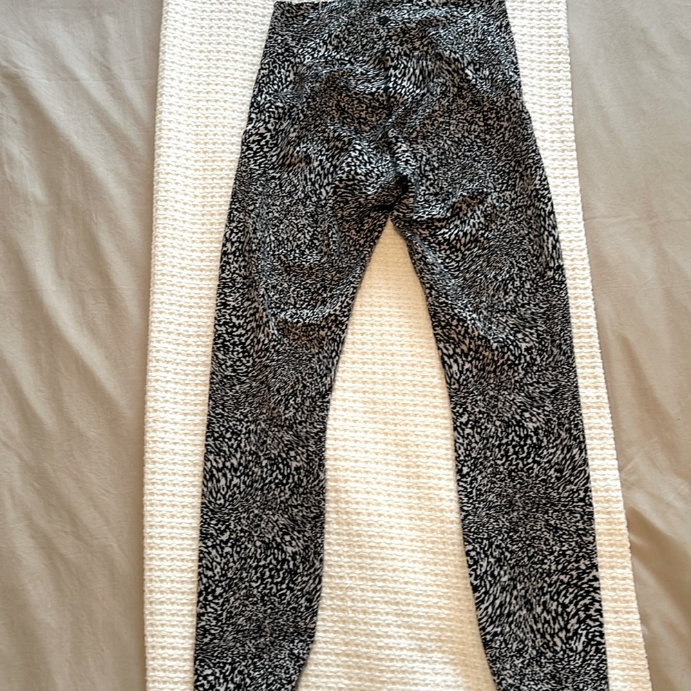 Lululemon - Women’s leggings (25” seam) - size 6